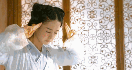 花千骨用内功给师傅疗伤图